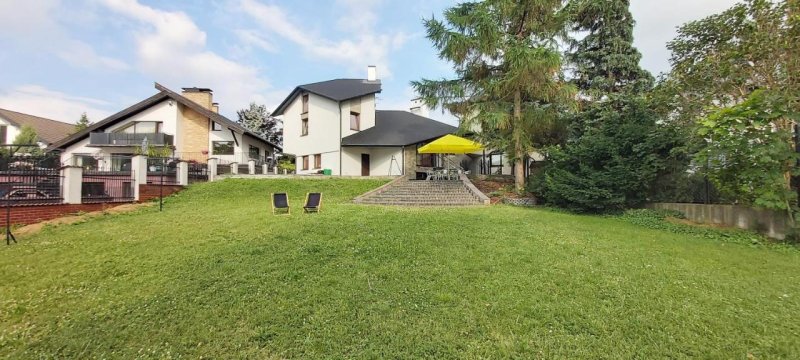 Dom przy lini brzegowej Jezioraka