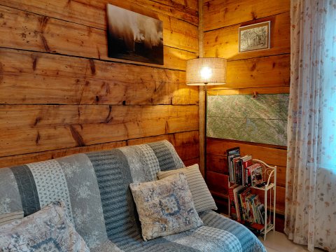 Karolówka Nad Osławą dwa pokoje, salon z kuchnią i łazienka na wyłączność.