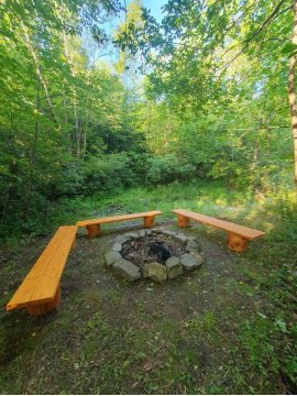 Dom z bali przy szlaku