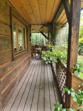 Dom z bali przy szlaku