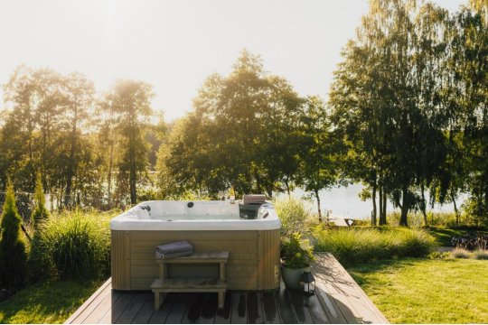 Kalwa Lake House - dom nad jeziorem z prywatnym pomostem i jacuzzi oraz sprzętem wodnym