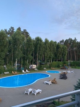 Uroczy apartament z basenem i kortem tenisowym