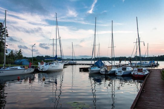 widok na port - Port Jachtowy Wieczorek na Mazurach | taras wypoczynkowy z widokiem na jezioro