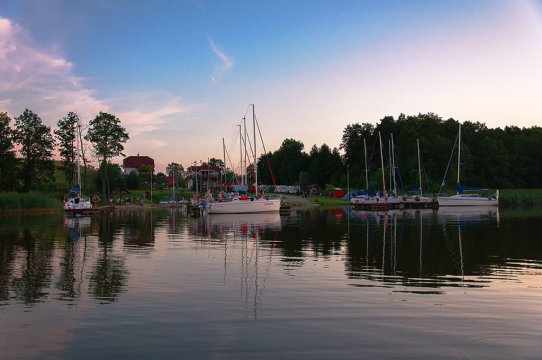 Port Jachtowy Wieczorek na Mazurach | taras wypoczynkowy z widokiem na jezioro