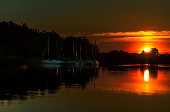 widok na jezioro - Port Jachtowy Wieczorek na Mazurach | taras wypoczynkowy z widokiem na jezioro