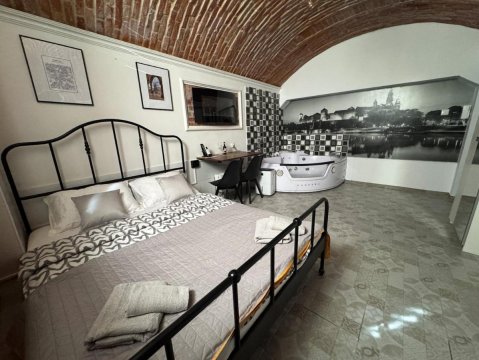 UNDERGROUND Jacuzzi Rooms
