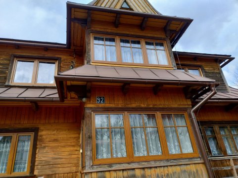 budynek z zewnątrz - przód, widok od dołu - Halne Izby - Pokoje Gościnne