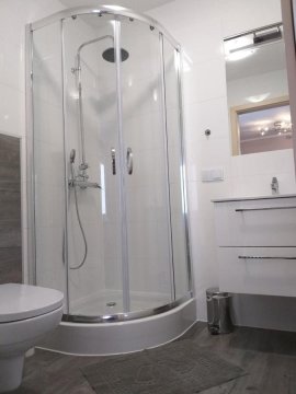 Domek pod świerkami
