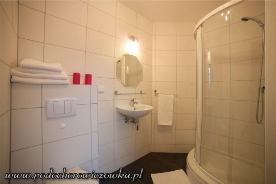 Śnieżnobiała łazienka - Rezydencja Pod Ochorowiczówką B&B - eleganckie pokoje z widokiem na góry