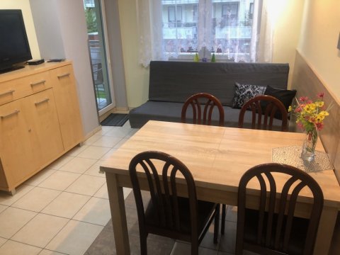 pRZYTULNY dwupokojowy apartament a aneksem kuchennym, własnym zielonym ogródkiem