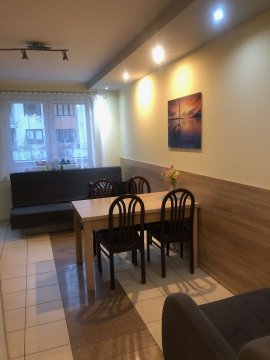 pRZYTULNY dwupokojowy apartament a aneksem kuchennym, własnym zielonym ogródkiem