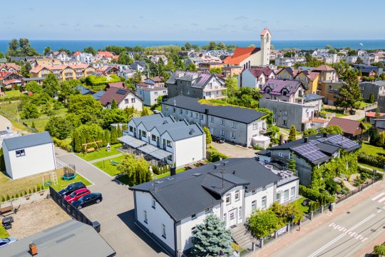 Pokoje i domki dla rodzin i par, grille, plac zabaw i spokojna atmosfera.