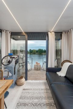 Lemuria Houseboat - pływający domek na wodzie