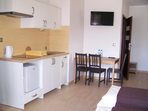 pokój na parterze z aneksem kuchennym  - JAGODA - pokoje z łazienkami, aneksy kuchenne, wysoki standard.