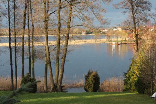 Przed domem / wiosna - Villa Mamry - jezioro, przestrzeń, spokój i natura - cichy dom na półwyspie.