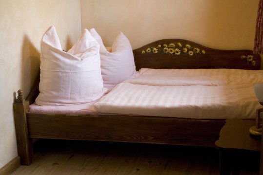 BELWEDERek - sypialnia na parterze z łóżkiem małżeńskim  - Belwederek