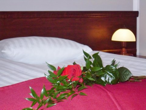 Komfortowe pokoje o europejskim stndardzie 3* z łózkami Queen-size, chłodziarką, wi-fi, sat-tv - Mazurska Chata-restauracja, sala zabaw, idealny dla rodzin