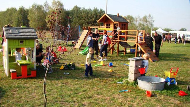 Agroturystyka Żabi Raj. Znajdziecie u nas ogrodzony plac zabaw dla dzieci. - Agroturystyka Żabi Raj - noclegi w rejonie miast Serock i Pułtusk