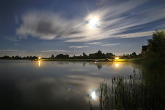 Agroturystyka Żabi Raj. Wieczorny spacer nad jeziorem. - Agroturystyka Żabi Raj - noclegi w rejonie miast Serock i Pułtusk