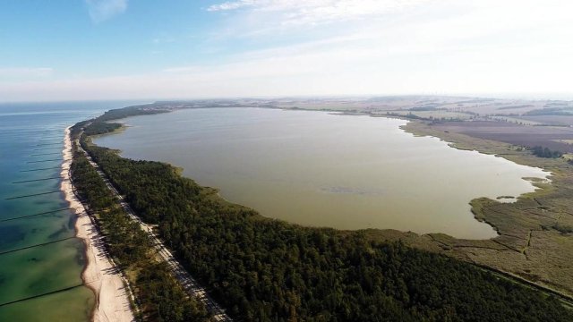 Jezioro Kopań -  Pod Strzechą-Darłowo w cichej, spokojnej z dala od miejskiego zgiełku okolicy.