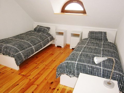 II sypialnia - I piętro, 2 łóżka pojedyńcze, szafa - Chaty z bali w Górach Sowich
