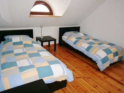 III sypialnia - I piętro, 2 łóżka pojedyncze, komoda - Chaty z bali w Górach Sowich