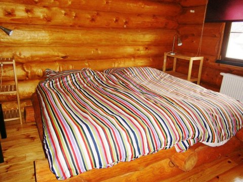 I sypialnia - parter, łóżko małżeńskie - Chaty z bali w Górach Sowich