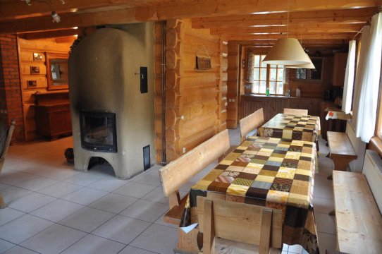 Chata Na Skrzynce. Ekologiczny dom z drewnianych bali nad Jeziorem Powidzkim