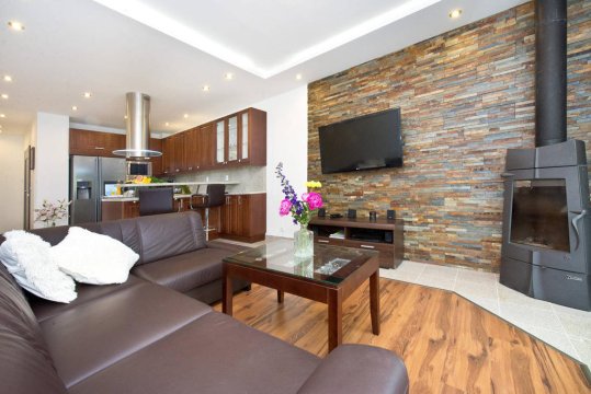 przestronny salon z kuchnia-apt. 3 sypialnie - Rezydencja Wind Rose Obiekt - luxury ApartHotel