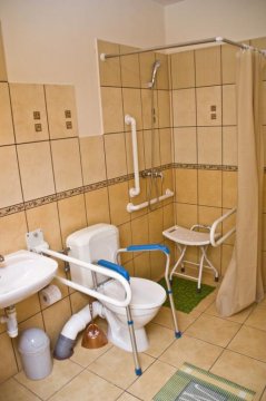 Łazienka w pokoju dla niepwłnosprawnych - ZAJĄCÓWKA | Pokoje w zacisznej okolicy, blisko centrum. Grill, plac zabaw