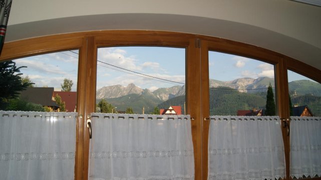 widok z salonu - Apartament Tatrachata z ogródkiem i kominkiem idealny dla rodzin