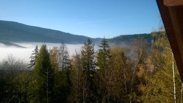 Szczyrk spowity mgłą - widok z okna - Willa pod Orłem