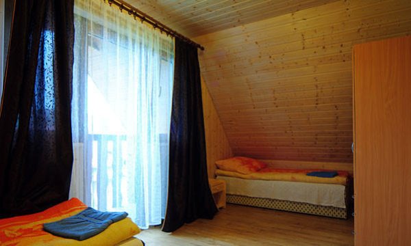 Pokój z balkonem. Całoroczne domki Stokrotka - blisko zapory solińskiej, idealny dla rodzin, spokój i cisza.