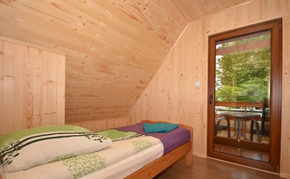 sypialnia z widokiem na jezioro - Turkusowy domek