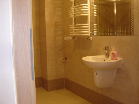 Łazienka z prysznicem i pralką na wyposażeniu - apartament wakacyjny