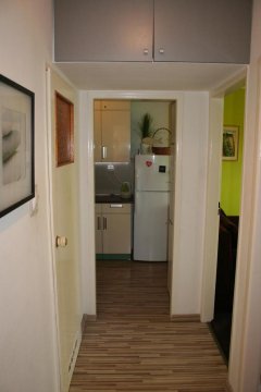 Korytarz, w tle kuchnia - INNside Sopot,miłe 2 pokojowe mieszkanie