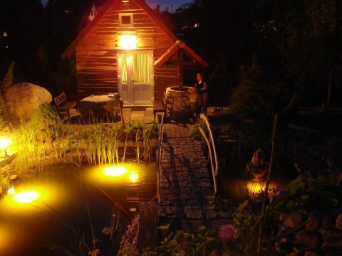 domek drewniany wieczorem nad jeziorem powidzkim - Noclegi bezpośrednio nad jeziorem powidz