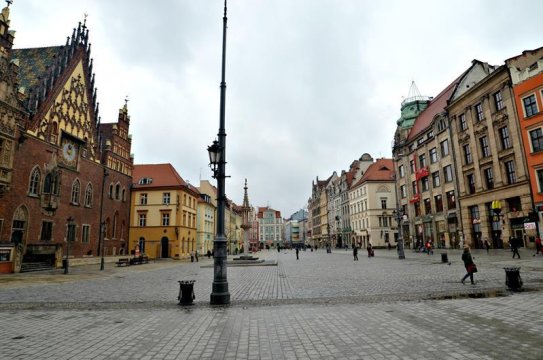 Jedyna w swoim rodzaju lokalizacja sercu wrocławskiego Rynku pozawala mieć całe miasto na wyciągnięcie ręki. o okalizacja w samy - The One Hostel