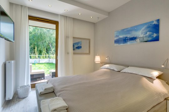 sypialnia - Apartament z ogrodem, tarasem i garażem