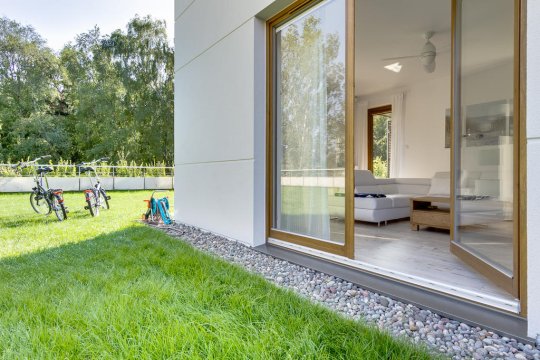 ogród, salon - Apartament z ogrodem, tarasem i garażem