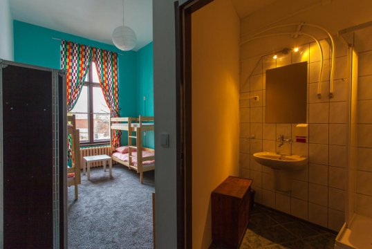 pokój czteroosobowy z łazienką - Locomotive Hostel
