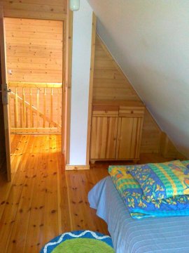 sypialnia na piętrze - Chata Przesieka | Dla miłośników ciszy, spokoju i wspaniałych krajobrazów