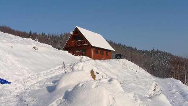 Chata w śniegu - Chata Przesieka | Dla miłośników ciszy, spokoju i wspaniałych krajobrazów