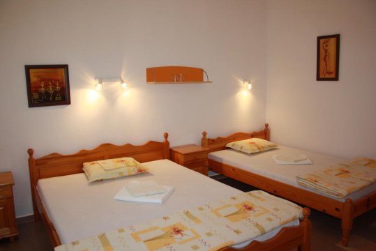 Pokój z dwiema podwójnymi łóżkami   dla rodzin z dwójką dzieci/łóżko podwójne i łóżko duże pojedyncze/ - Villa-Reny  Obzor Bułgaria