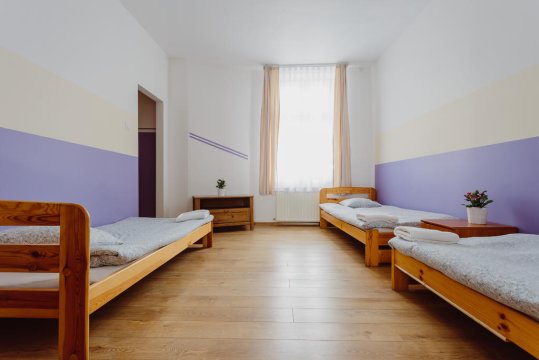 Sypialnia w pokoju 6-os z łazienką prywatną  - Hostel Tara
