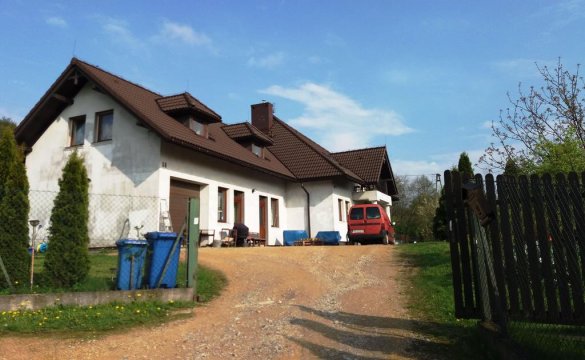 Dom od frontu - Noclegi w Księgarni