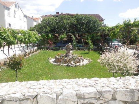 Little garden in front of the house - Apartments Jerko Mirca