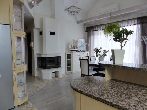 widok z kuchni na część salonu - Apartamenty w Oliwie