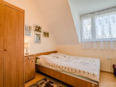 sypialnia z łożem małżeńskim - Agroturystyka Ranczo na Mazurach. Cisza i spokój z widokiem na jezioro Omulew