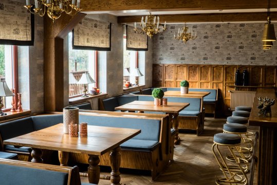 Sala klubowa z barem - Dworek Szwajcaria by MHotels 